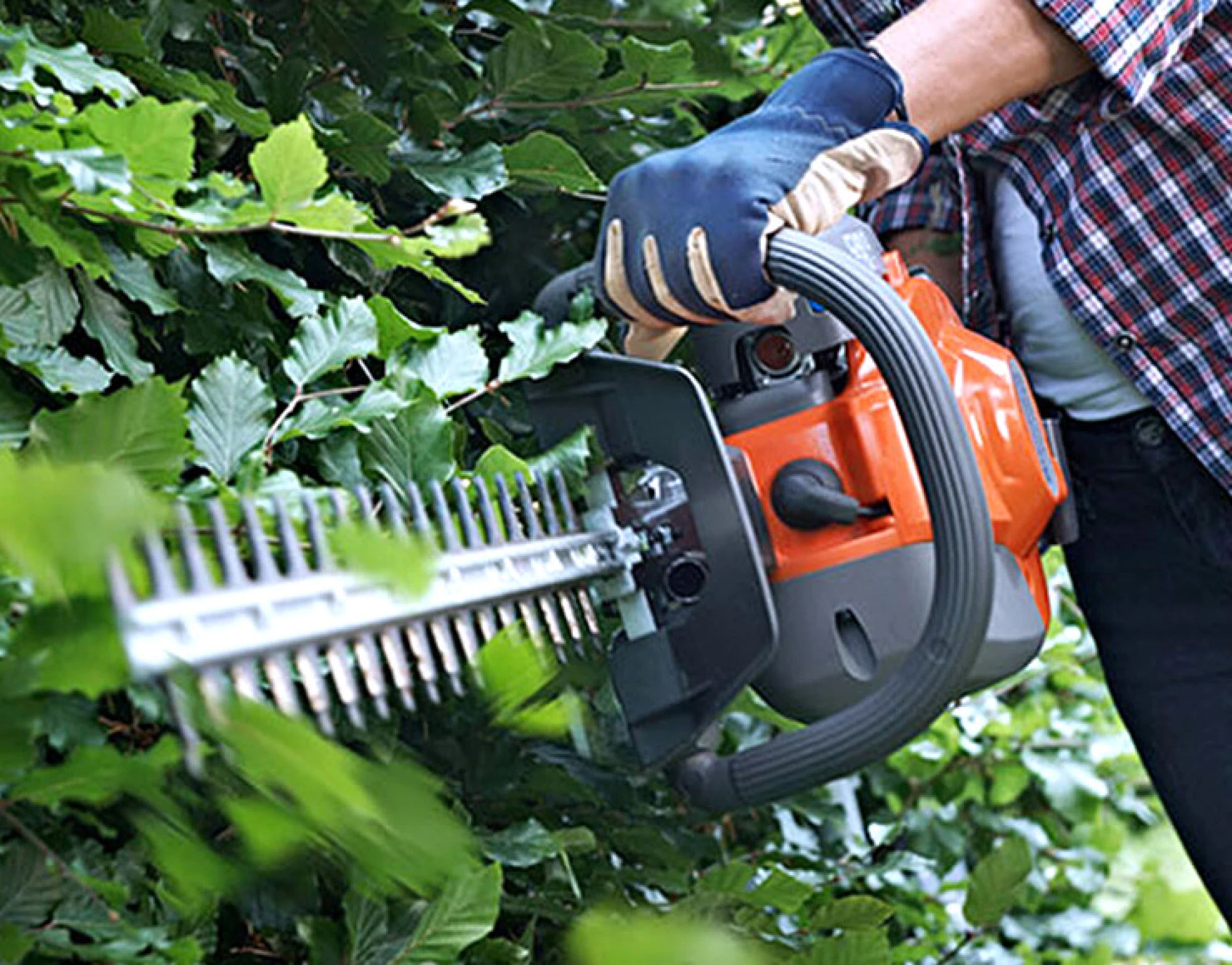 Husqvarna-122HD60-gas-hedge-trimmer-1